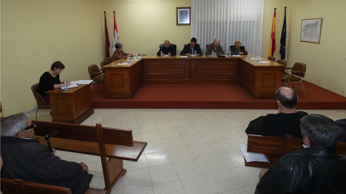 Un momento del pleno celebrado este lunes en Valderas. | T.G. Un momento del pleno celebrado este lunes en Valderas. | T.G.