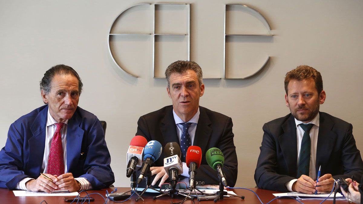 El presidente de la Fele, Javier Cepedano (en el centro), comparece para hacer balance de la negociación colectiva. | CARLOS S. CAMPILLO (ICAL)