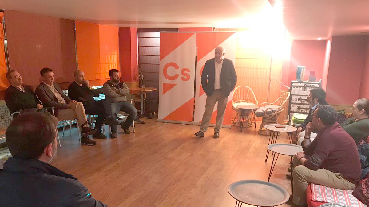 Igea en la reunión café con los ciudadanos en Ponferrada.