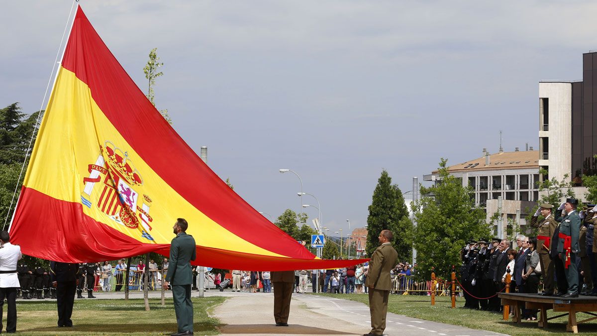 Imagen de archivo del izado de bandera. | CARLOS S. CAMPILLO (Ical)