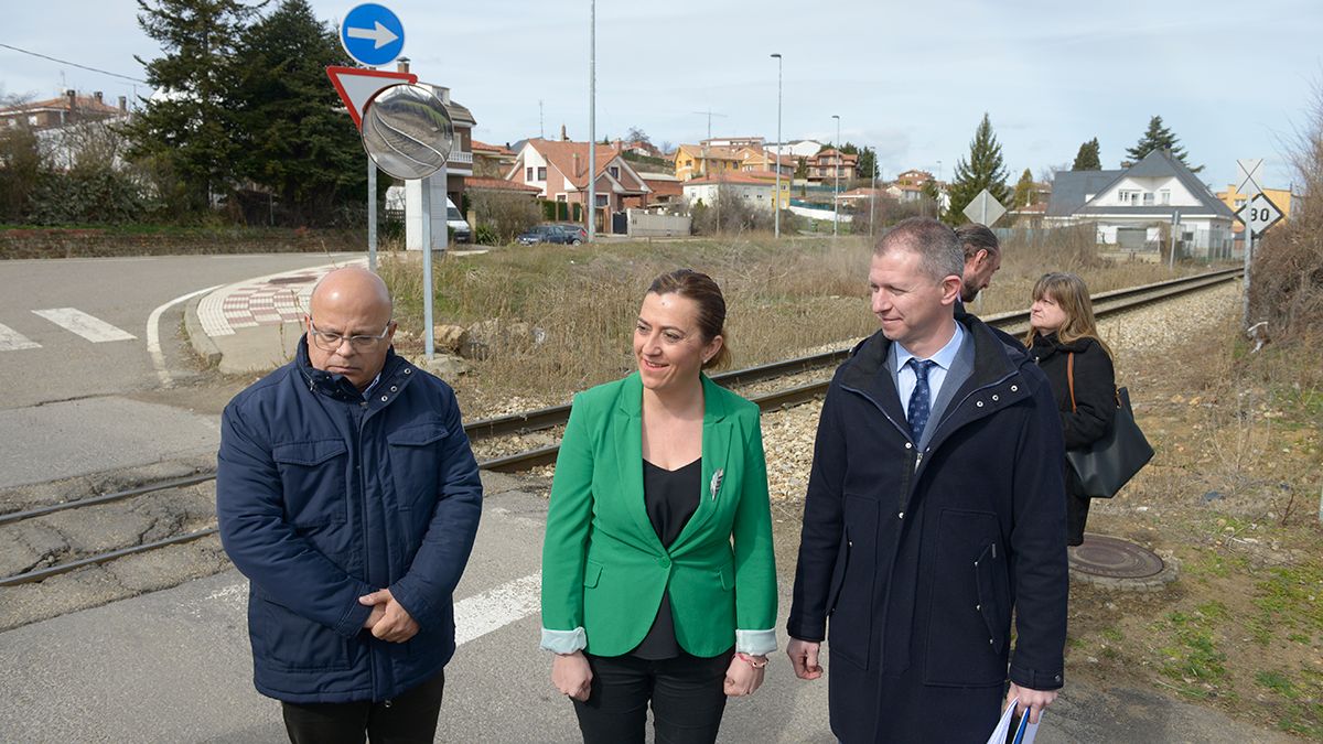 Faustino Sánchez, Virginia Barcones y Jorge Pérez Robles, el lunes en el paso a nivel de El Egido, en Villaquilambre. | MAURICIO PEÑA