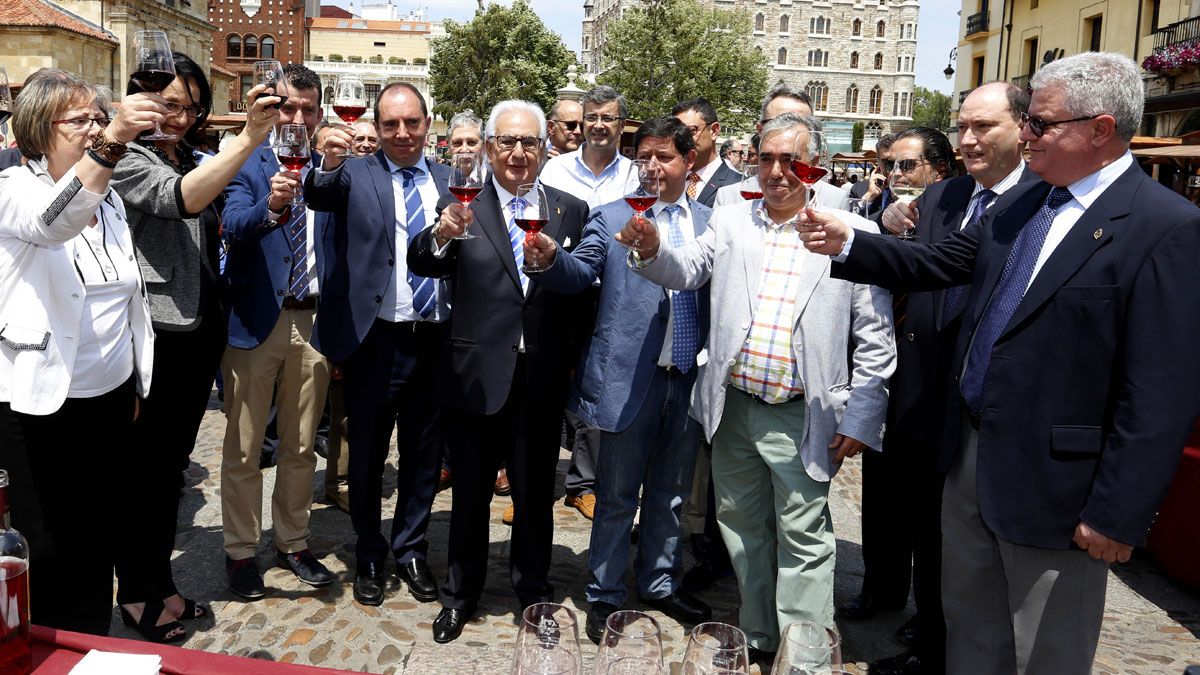 l juez decano de León, Luis Alberto Gómez, inaugura la Feria del Vino DO que se celebra en la capital leonesa. Junto a él, el presidente de la DO Tierra de León, Pablo San José. | CARLOS S. CAMPILLO (ICAL)