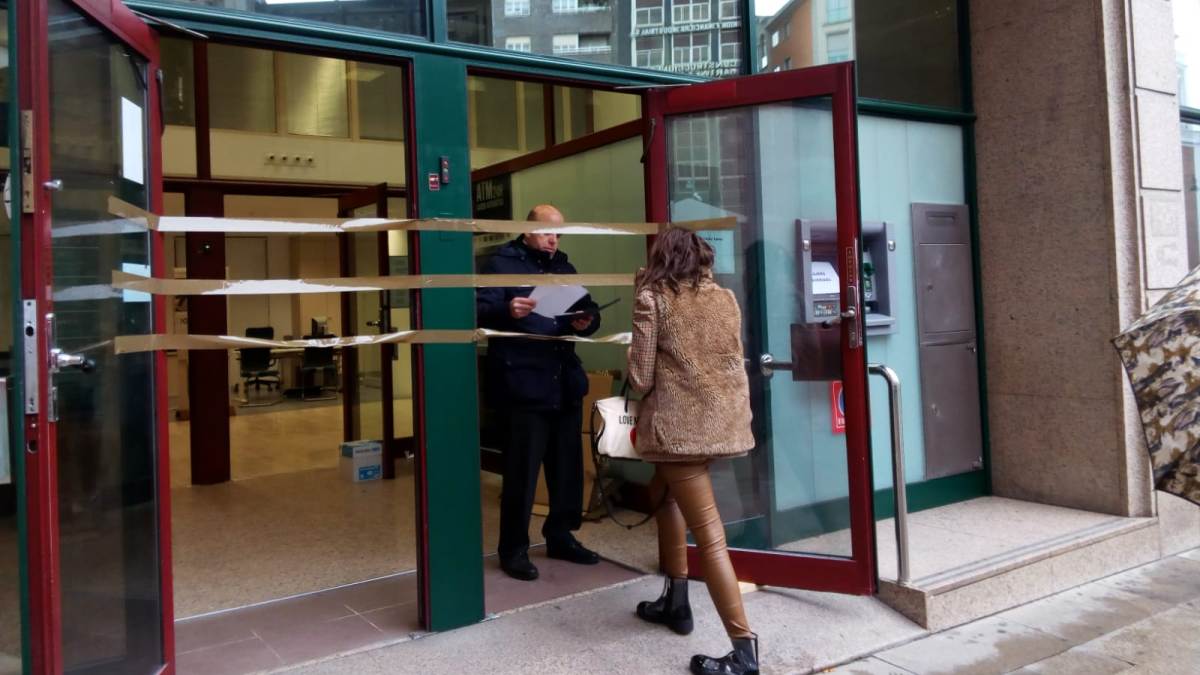 La entrada a las oficinas, precintadas durante la mañana del miércoles. | L.N.C. La entrada a las oficinas, precintadas durante la mañana del miércoles. | L.N.C.