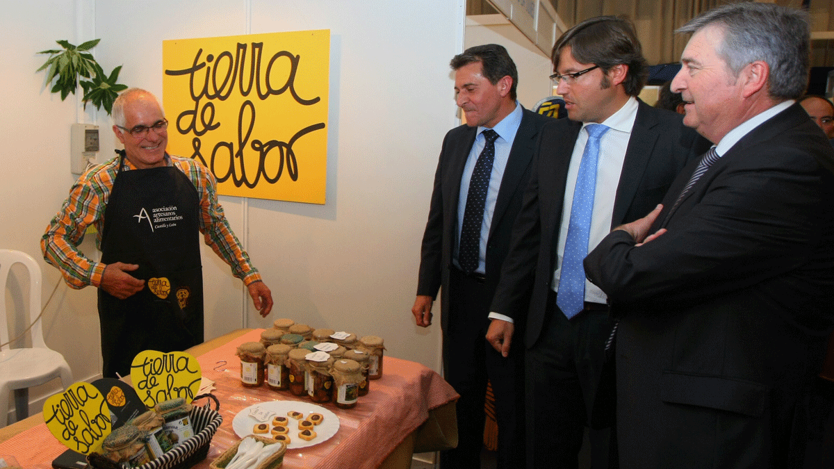 Fidentino Reyero, Emilio Orejas y Raúl Valcarce, este viernes en la inauguración de la Feria del Bierzo. | César Sánchez (Ical)