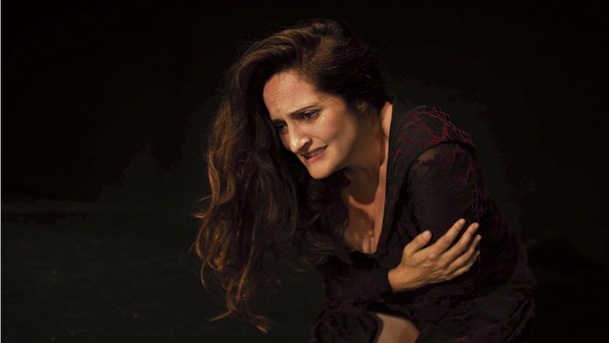 La actriz Cristina Izquierdo lleva a cabo una intensa interpretación del poema shakesperiano ‘La violación de Lucrecia’. | KAMARAOSKURA