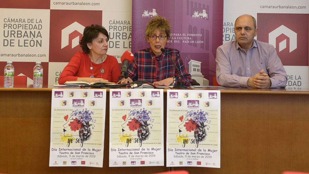 Yolanda Gutiérrez, Camino Gutiérrez y Vicente Carvajal en la presentación de 'Yo soy mujer'. | MAURICIO PEÑA