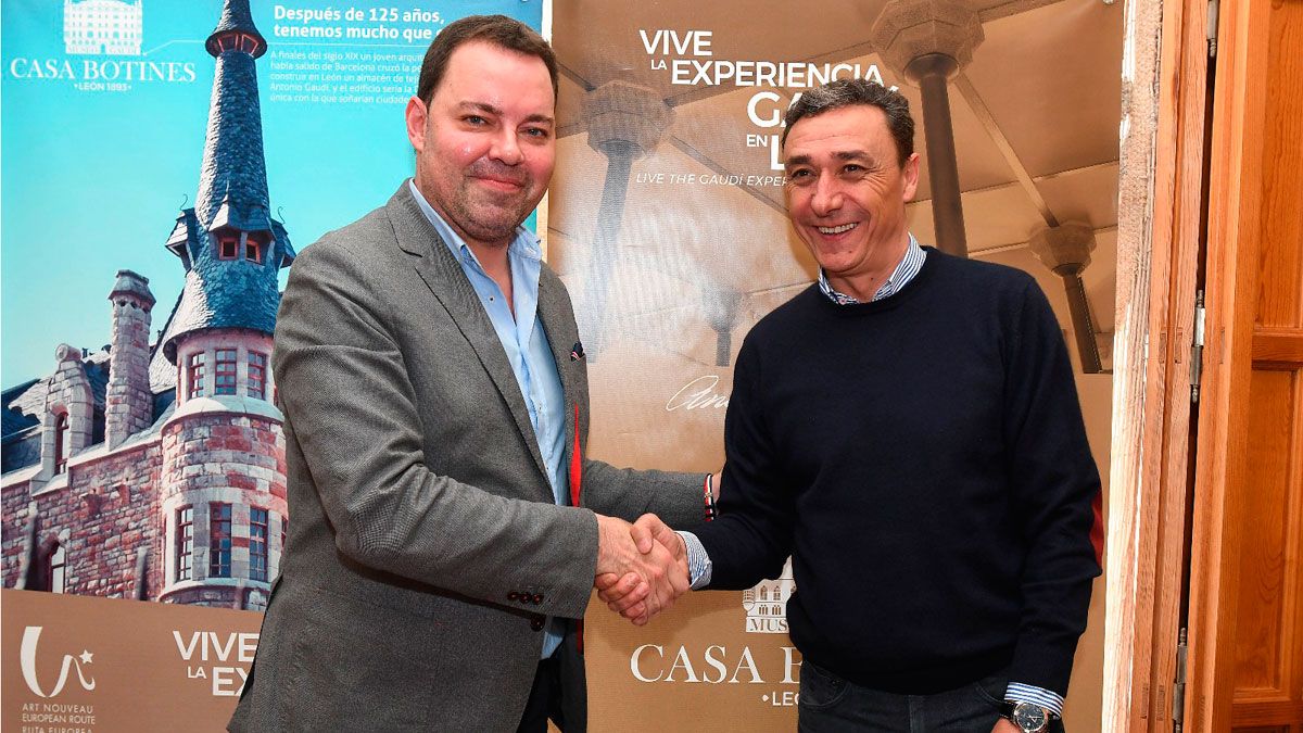José María Viejo y Fernando Santos se saludan tras la firma.