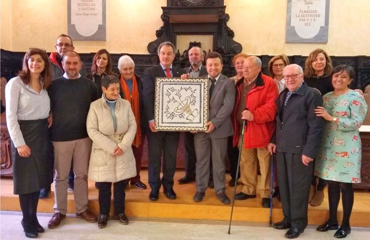 Los miembros de Musivaria Antiqua y la Corporación Municipal con la pieza con el que el grupo obsequia a la ciudad. Los miembros de Musivaria Antiqua y la Corporación Municipal con la pieza con el que el grupo obsequia a la ciudad.