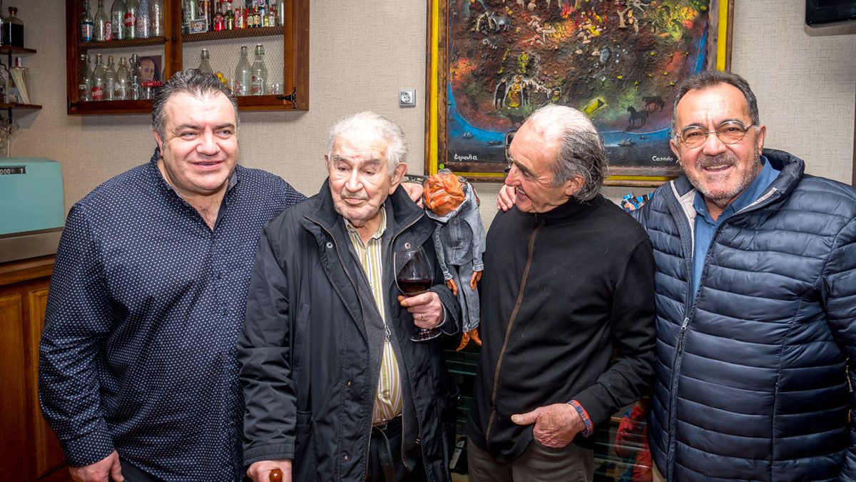Resty, Gamoneda, Muñiz y López Casado en el restaurante del primero en Navatejera. | VICENTE GARCÏA