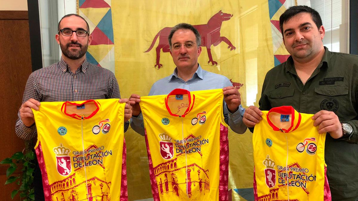 Presentación de la Vuelta, con el concejal de Deportes de Astorga, el alcalde de Astorga y el organizador de la Vuelta.