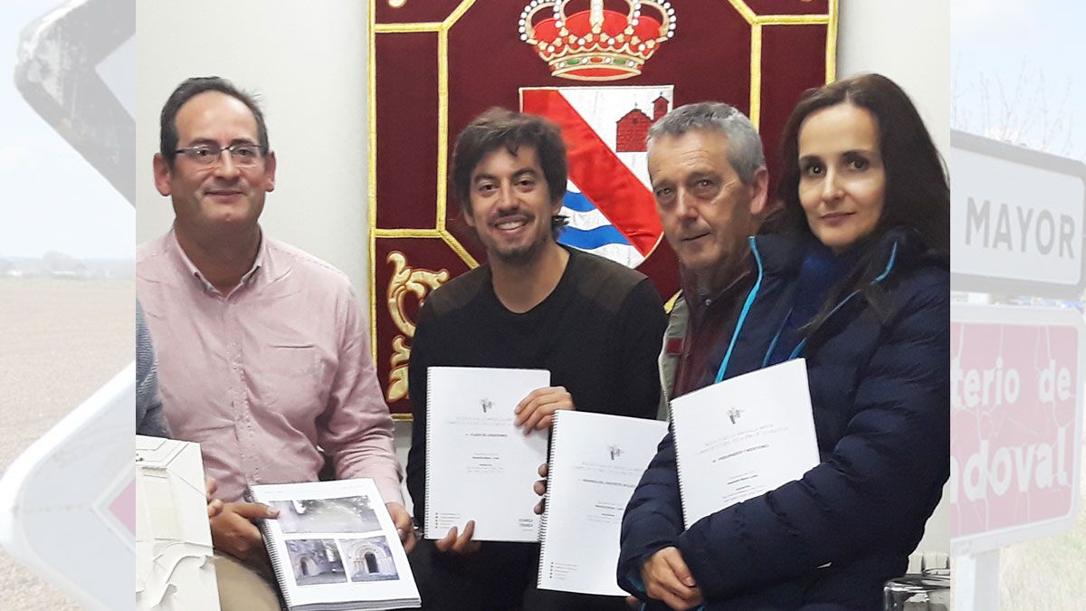 El equipo de Gobierno local con el Plan Especial de Protección. | L.N.C.