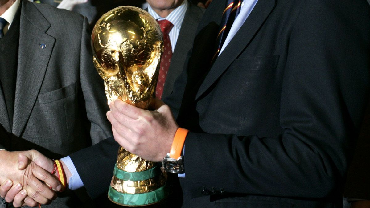 La Copa del Mundo, en una exposición anterior en León en el centro comercial León Plaza. | ICAL