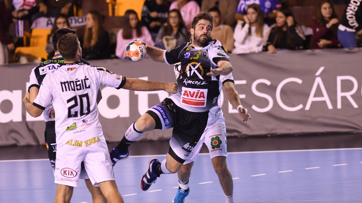 Juan Castro lanza en el partido de la primera vuelta frente al Ademar. | JAVIER QUINTANA