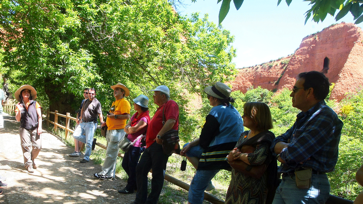 Turistas en Las Médulas, en una imagen de archivo. | César Sánchez (Ical)