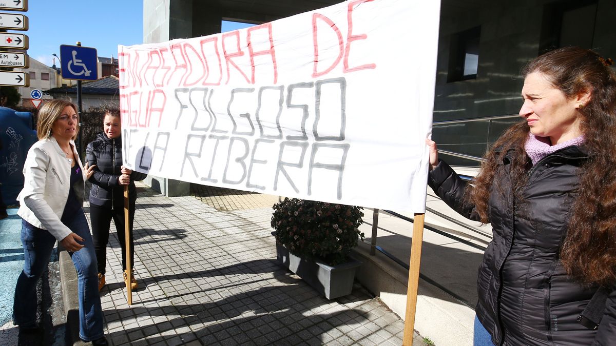 La consejera con las extrabajadoras de la embotelladora de agua de Folgoso, antes del Hub sobre mujer emprendedora. | ICAL