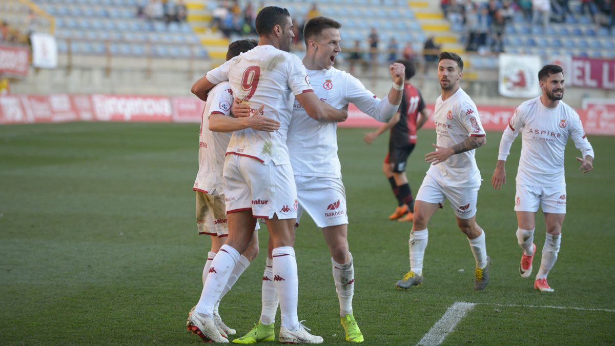 Señé celebra junto a Aridane uno de los goles que la Cultural le marcó al Adarve. | MAURICIO PEÑA