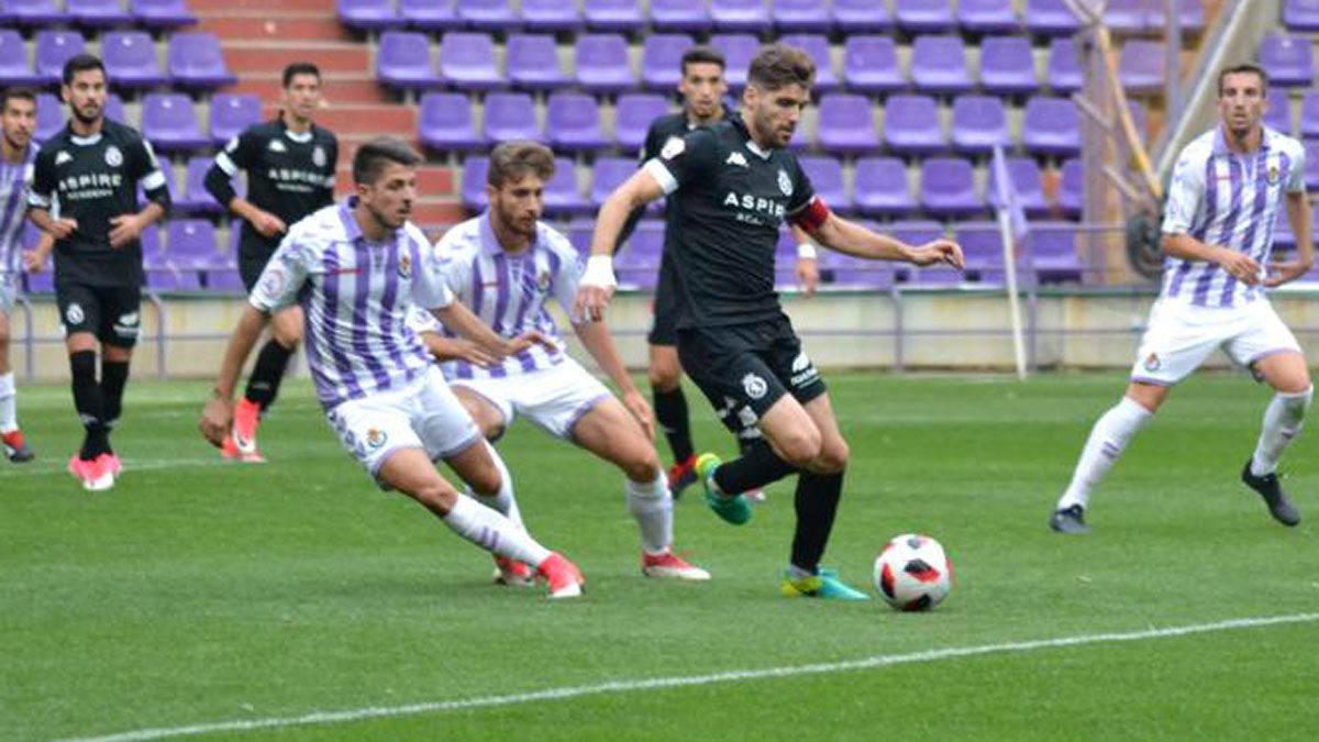 Iván González, rodeado de jugadores del Valladolid B durante el choque de la primera vuelta. | CYDLEONESA