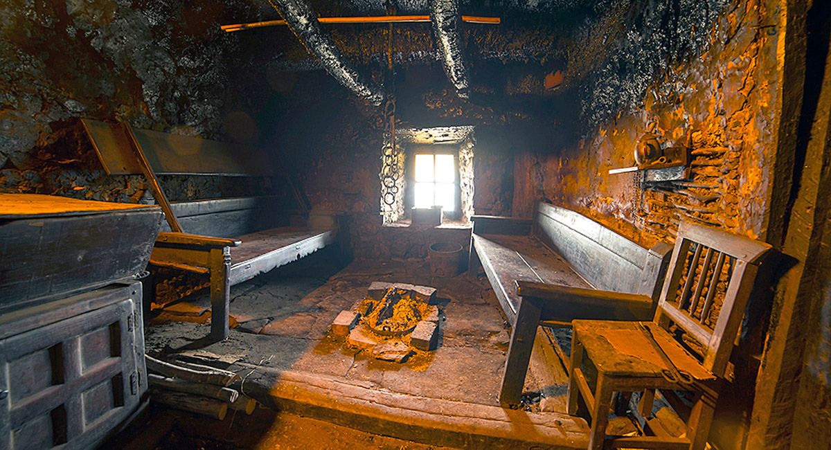 Una bella imagen del interior de la Casa del Humo en la localidad leonesa de Lois. | JAVIER VALLADARES