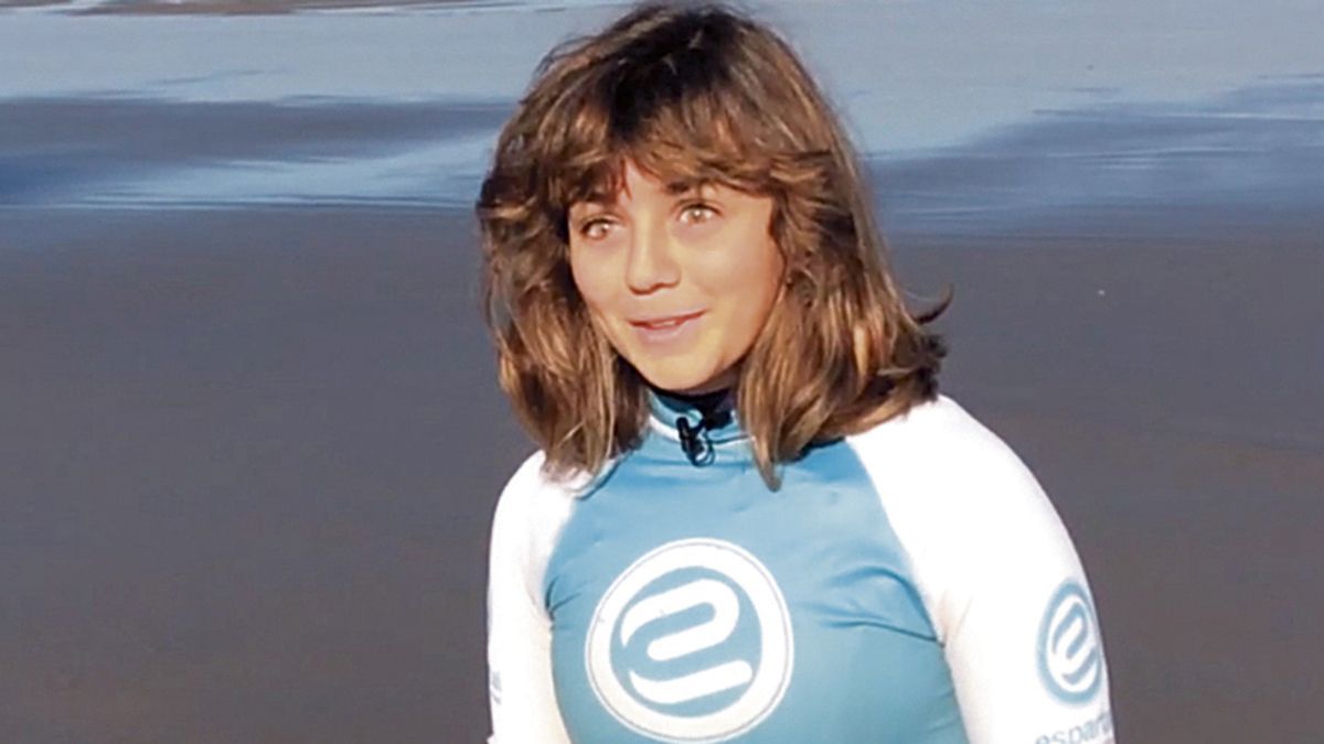 Carmen López practica el surf, pasión que ejerce por encima de su ceguera.