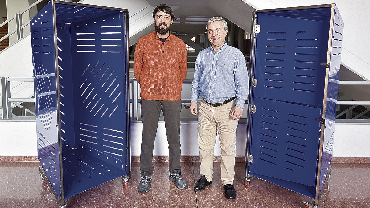 Los profesores Rubén Ferrero y Luis Panizo posan con dos modelos del carro que ya han patentado a nivel europeo. | SAÚL ARÉN