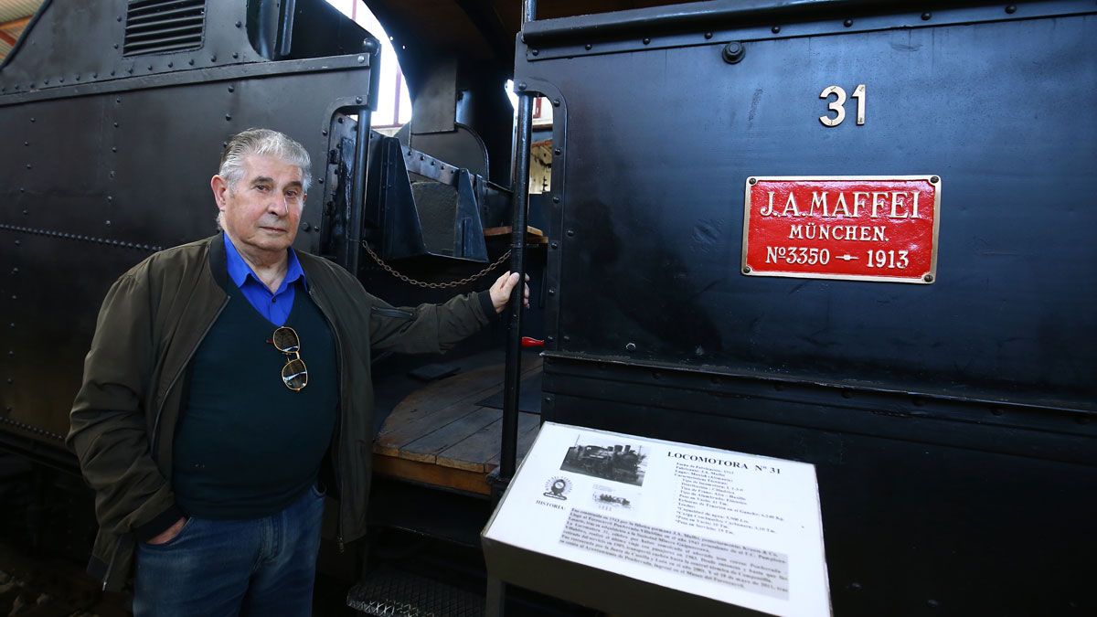 Roberto Alonso, antiguo ferroviario de la MSP, junto a la locomotora 31 del museo del Ferrocarril de Ponferrada. | C.S. (ICAL)