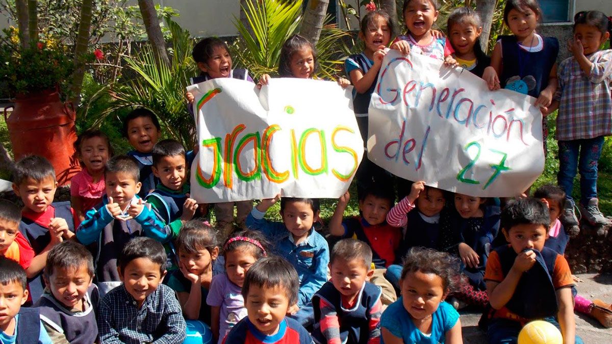 Niños y niñas de Guatemala agradecen al Ceip Generación del 27 su donación de material escolar. | L.N.C.