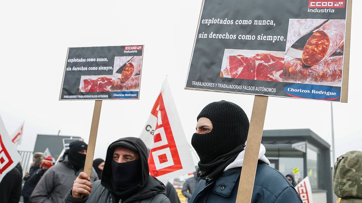 Trabajadores de Embutidos Rodríguez durante uno de los días de huelga. | CARLOS S. CAMPILLO (ICAL)