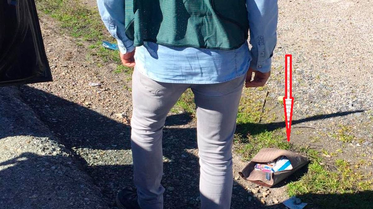 Un agente encontró el bolso de la víctima en una cuneta. Un agente encontró el bolso de la víctima en una cuneta.