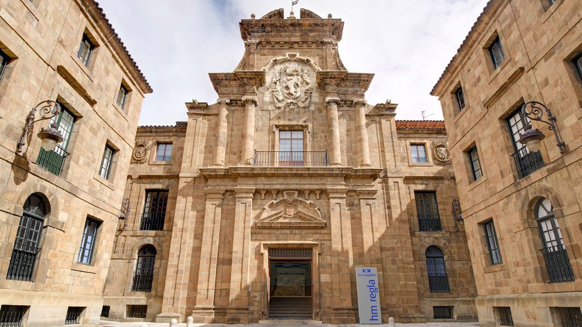 Fachada principal del edificio que alberga el Hospital HM Regla. | L.N.C.