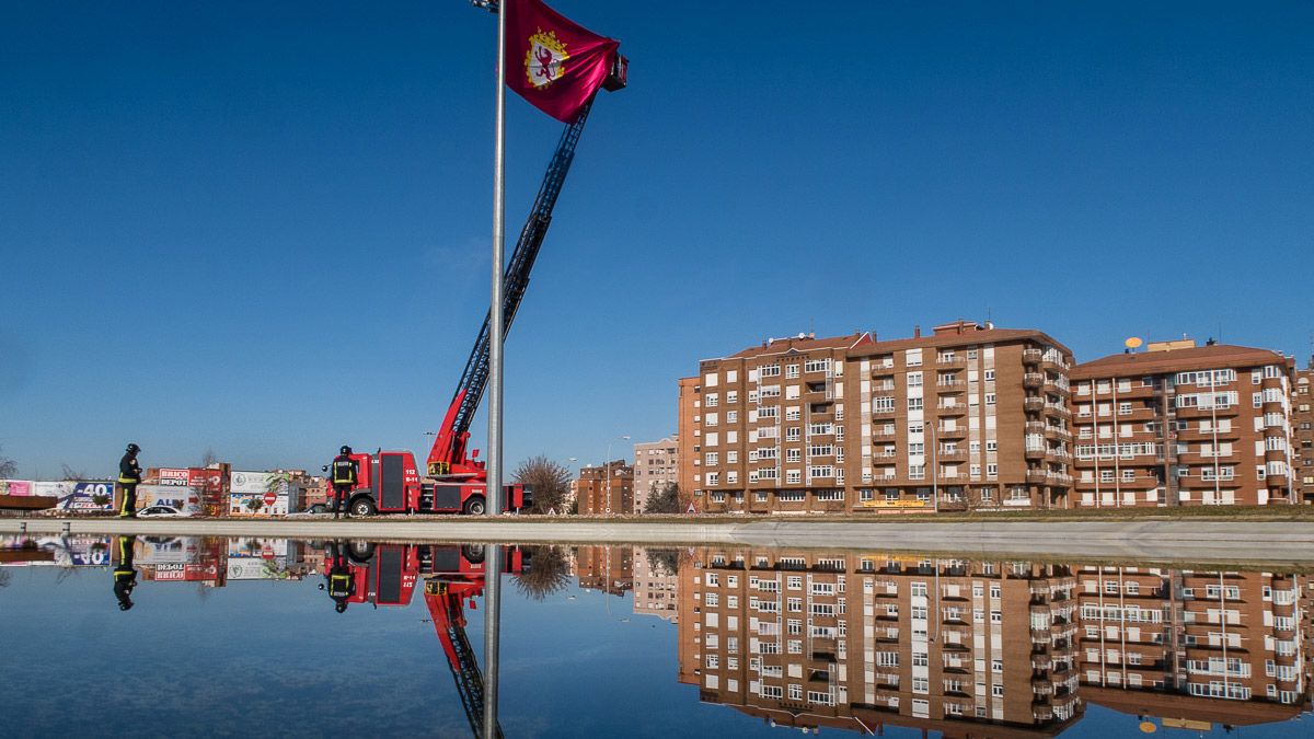 La bandera de León de la rotonda de Carrefour, en una imagen de archivo. | BOMBEROS