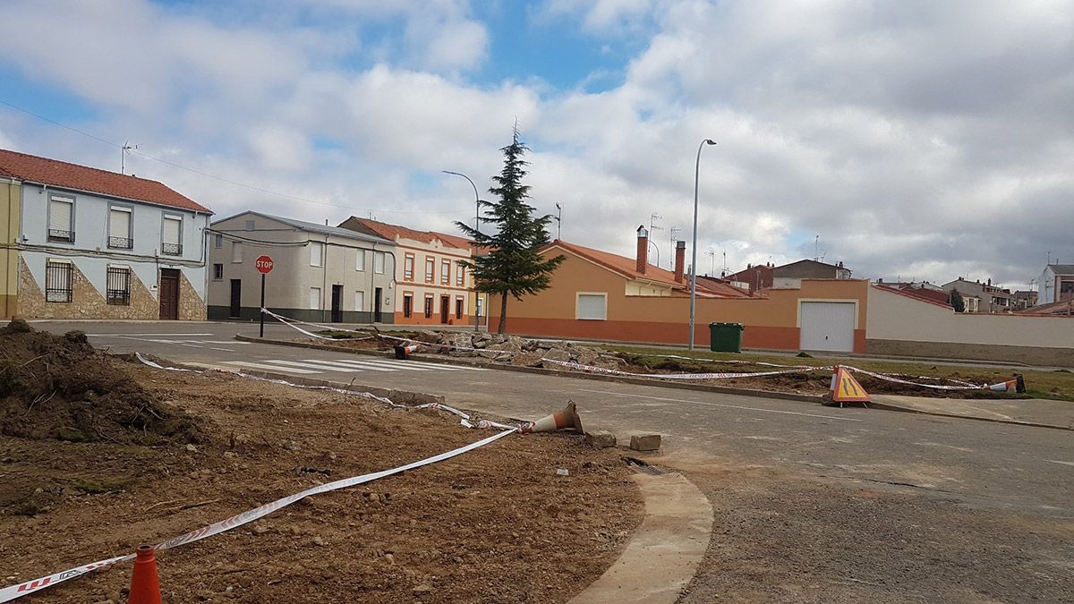 Obras de arreglo de acondicionamiento de zonas ajardinadas en Santa María del Páramo.