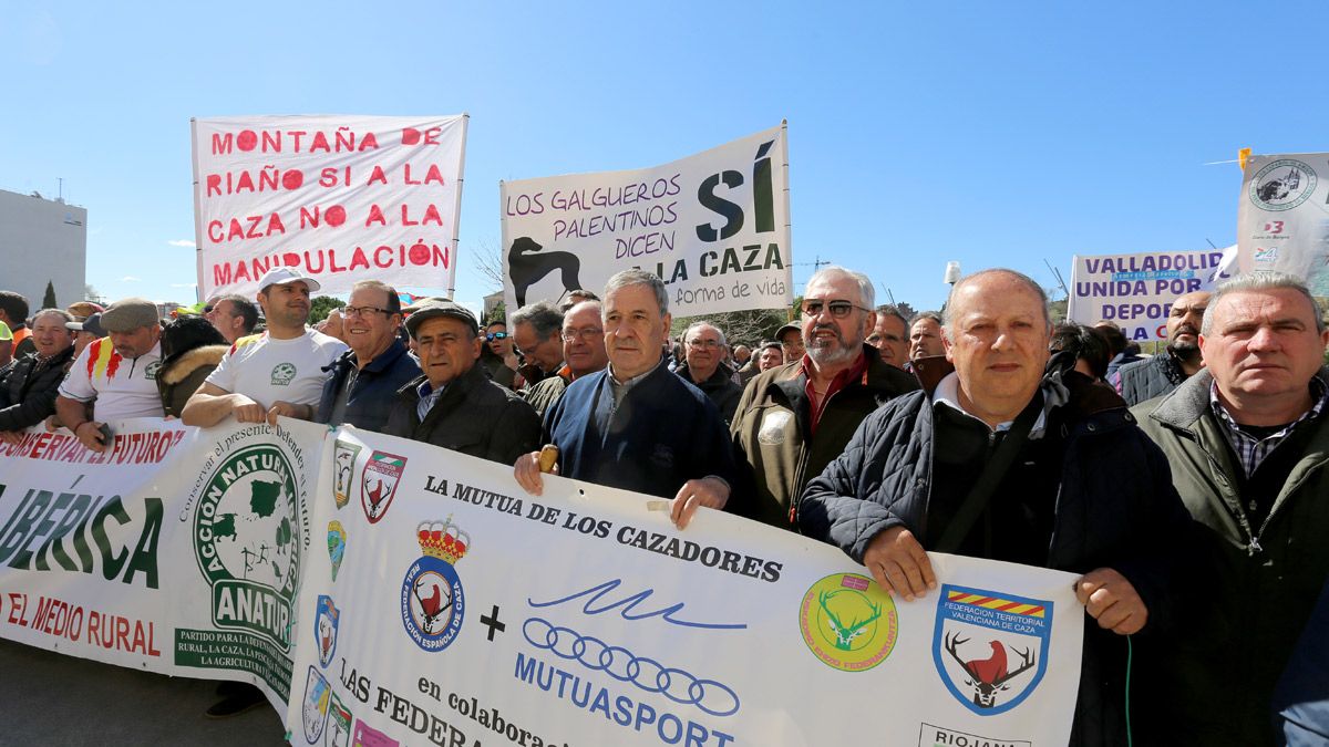 Los cazadores se concentraron este miércoles por la mañana frente a las Cortes de Castilla y León. | ICAL