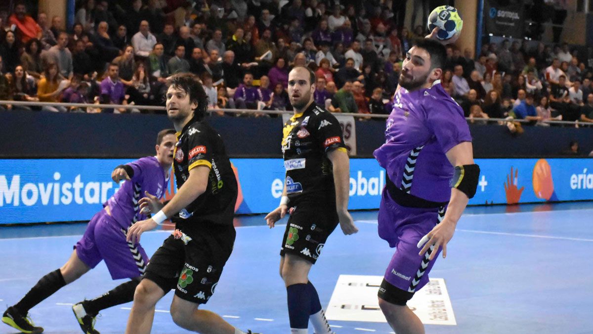 Javi García se dispone a lanzar ante la mirada de Carou y Pesic durante un partido de la temporada pasada. | JUAN VÁZQUEZ