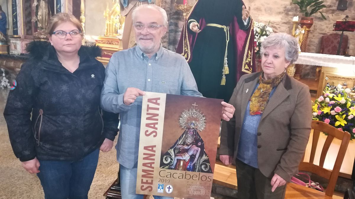 La nueva mayordoma Reyes García, junto al párroco y otra colaboradora de la cofradía ante el San Juanín . | D.M.