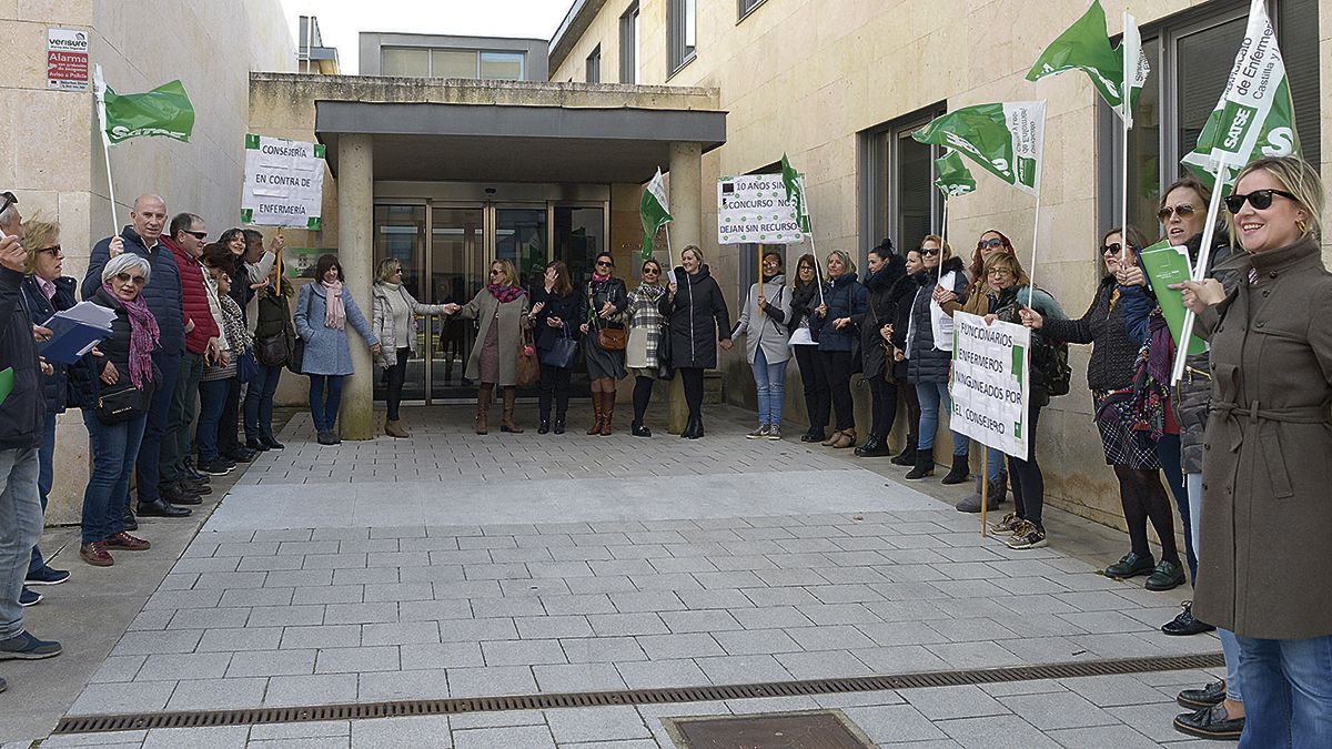 La última concentración de Satse en León para reclamar estos concursos de traslados. | MAURICIO PEÑA