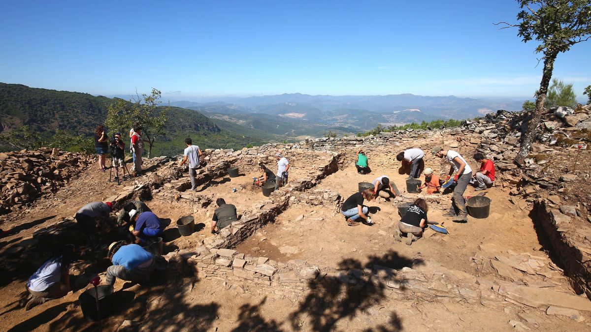 Trabajos en el castro situado en el paraje ‘Peña del Hombre’, en la localidad de Paradela de Muces.