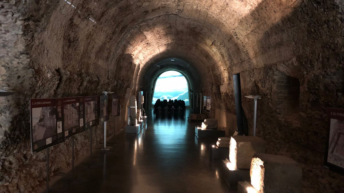 Una imagen de la Ergástula romana de Astorga durante la reproducción de un audiovisual explicativo. | P. FERRERO