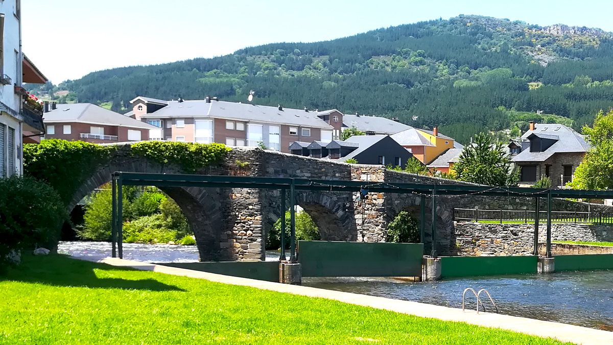 El puente romano reconstruido de Vega de Espinareda, con las montañas de Piñera al fondo, donde se ubica el castro que se investigará pronto.