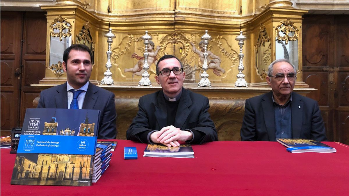 Una imagen de la presentación del libro fotográfico de la Catedral astorgana. | P.F.