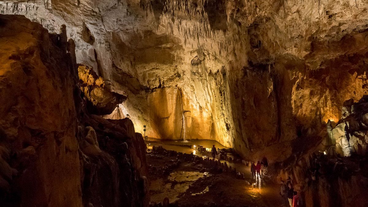 En el interior de la Cueva de Valporquero. | VICENTE GARCÍA