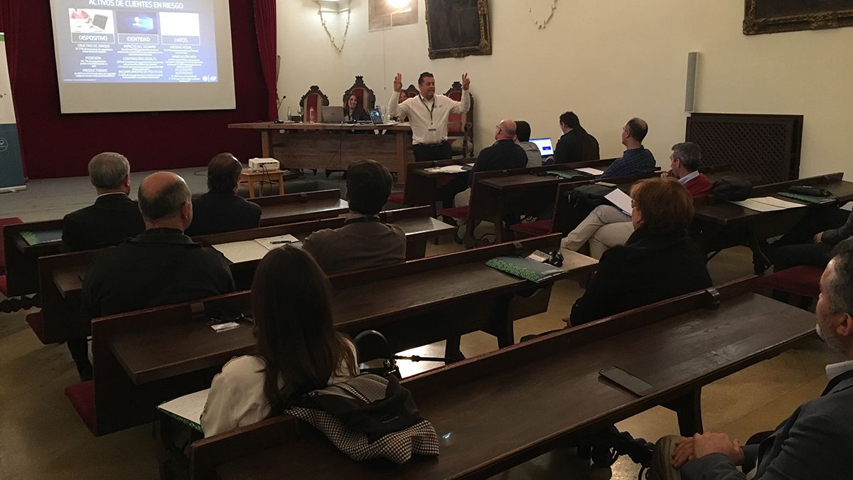 Un momento del encuentro con pyemes de este jueves en la Colegiata. | L.N.C.