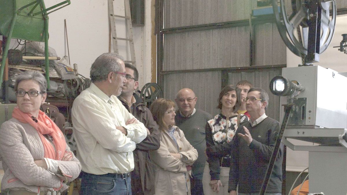 Un momento de la visita a la colección de Miguel Pérez ‘Trébol’, en Veguellina. | M.A.