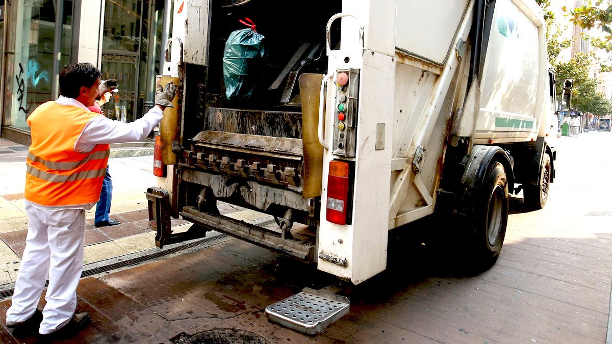 Trabajos de recogida de basuras en calles de Ponferrada.| Ical