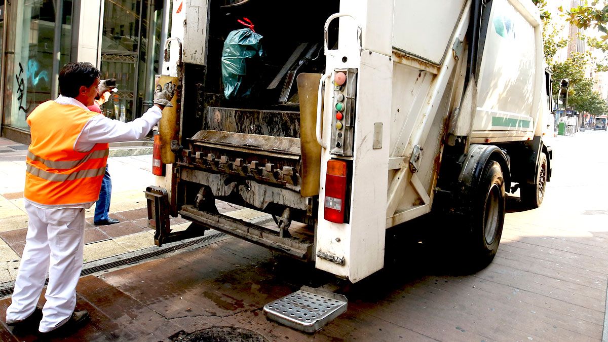 Trabajos de recogida de basuras en calles de Ponferrada.| Ical Trabajos de recogida de basuras en calles de Ponferrada.| Ical