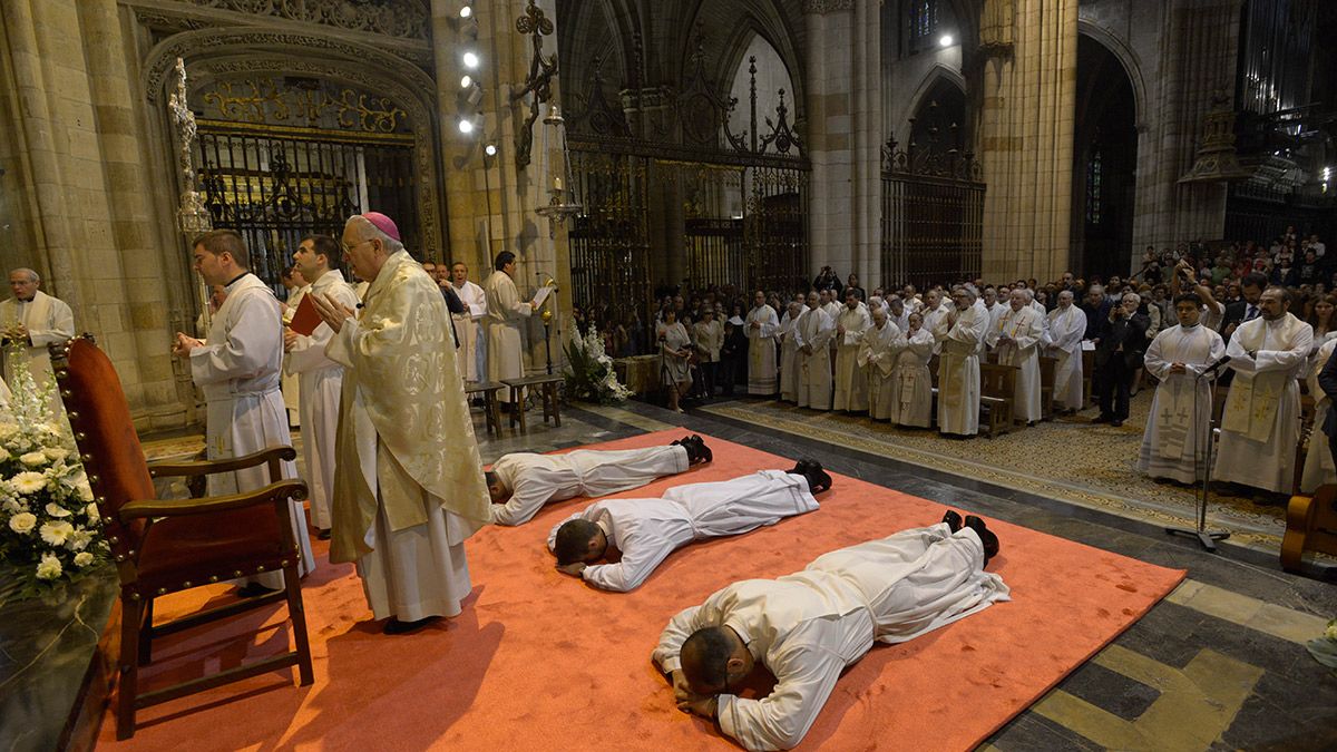 Imagen de archivo de una ordenación de presbíteros en la Catedral de León. | MAURICIO PEÑA