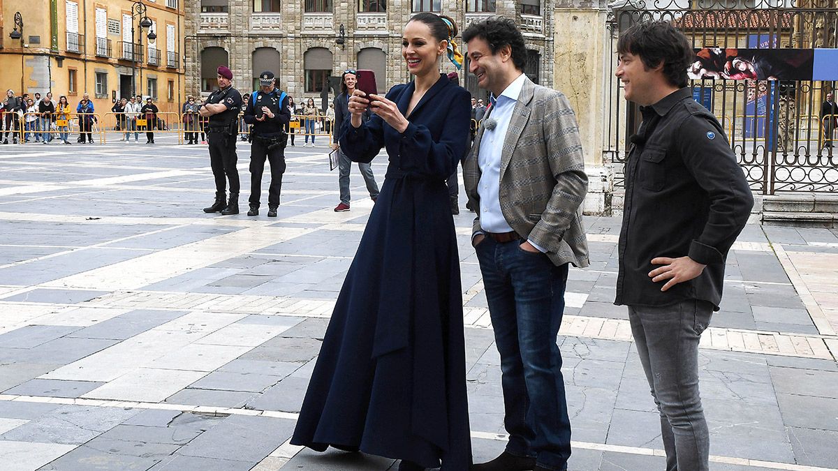 Rodaje de ‘MasterChef Celebrity’ en la plaza de la Catedral de León. En la imagen, la presentadora, Eva González y los miembros del jurado, Jordi Cruz (D) y Pepe Rodríguez (C). | ICAL