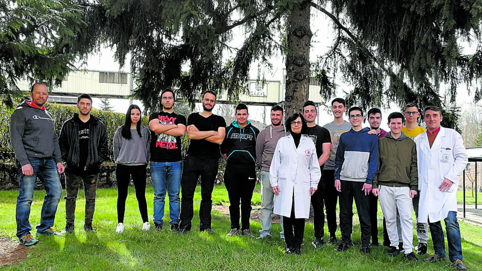 En la fotografía, todos los alumnos seleccionados por sus tres proyectos y sus profesores. | L.N.C.