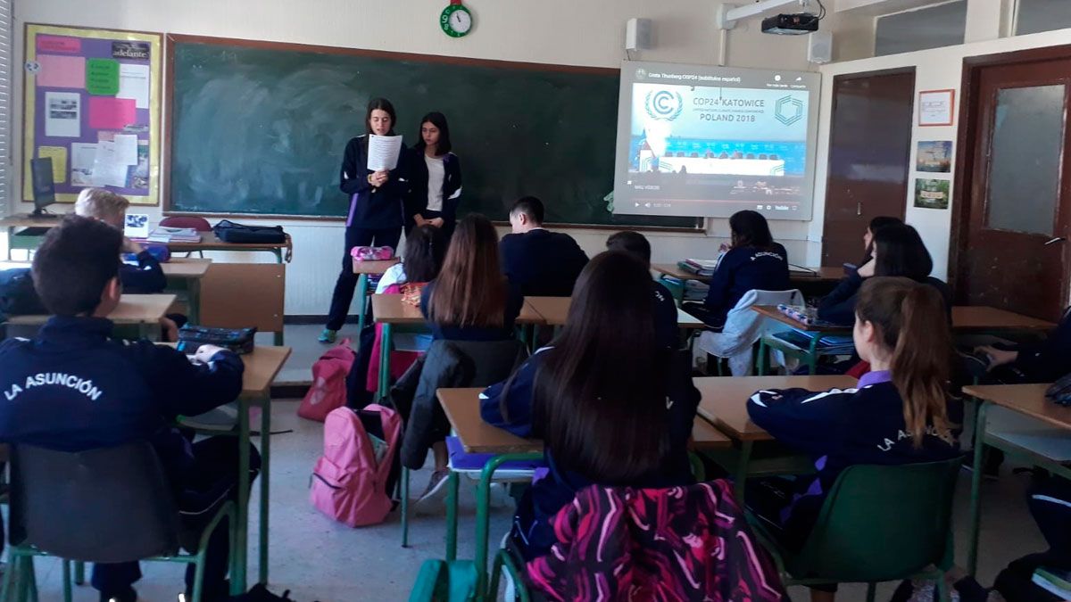 Lectura del manifiesto contra el cambio climático en un aula de 3º ESO del colegio La Asunción.