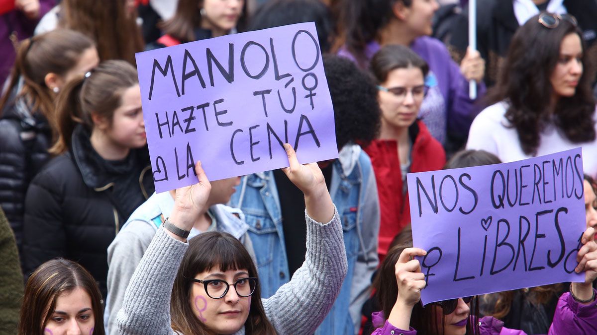 Un grupo de manifestantes el 8-M por las calles de Ponferrada, donde el feminismo volvió a ser un clamor. | C.SÁNCHEZ (ICAL)