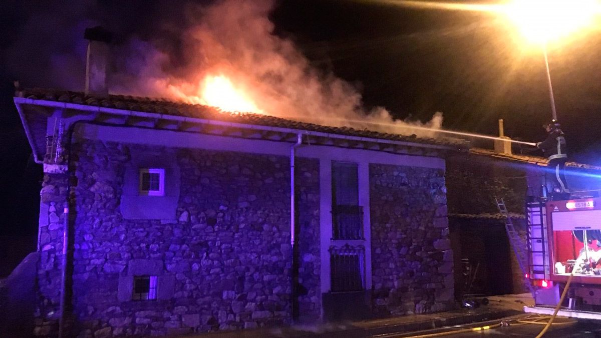 Incendio en Boñar en la madrugada de este sábado. | A.H.